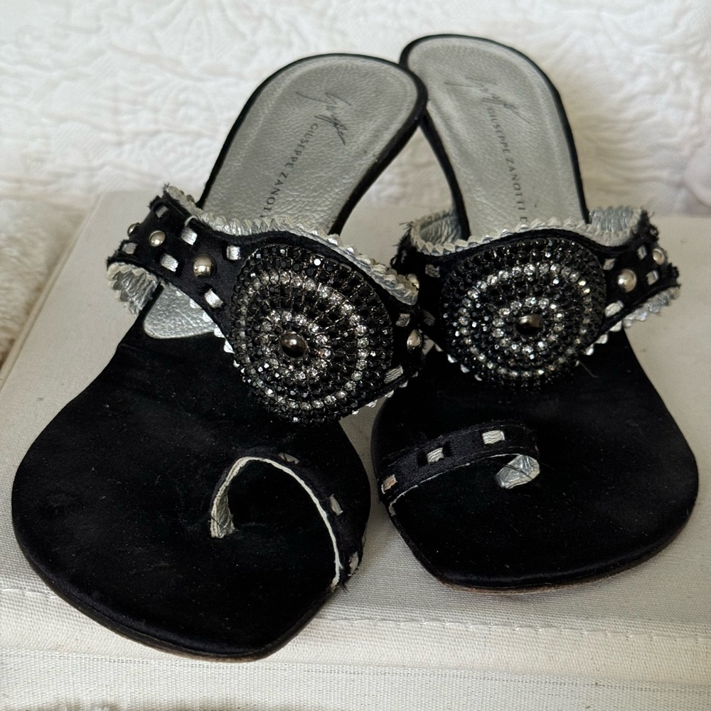 Giuseppe Zanotti - Black and bejeweled with toe loop and kitten heel sandals. - Picture 3 of 16